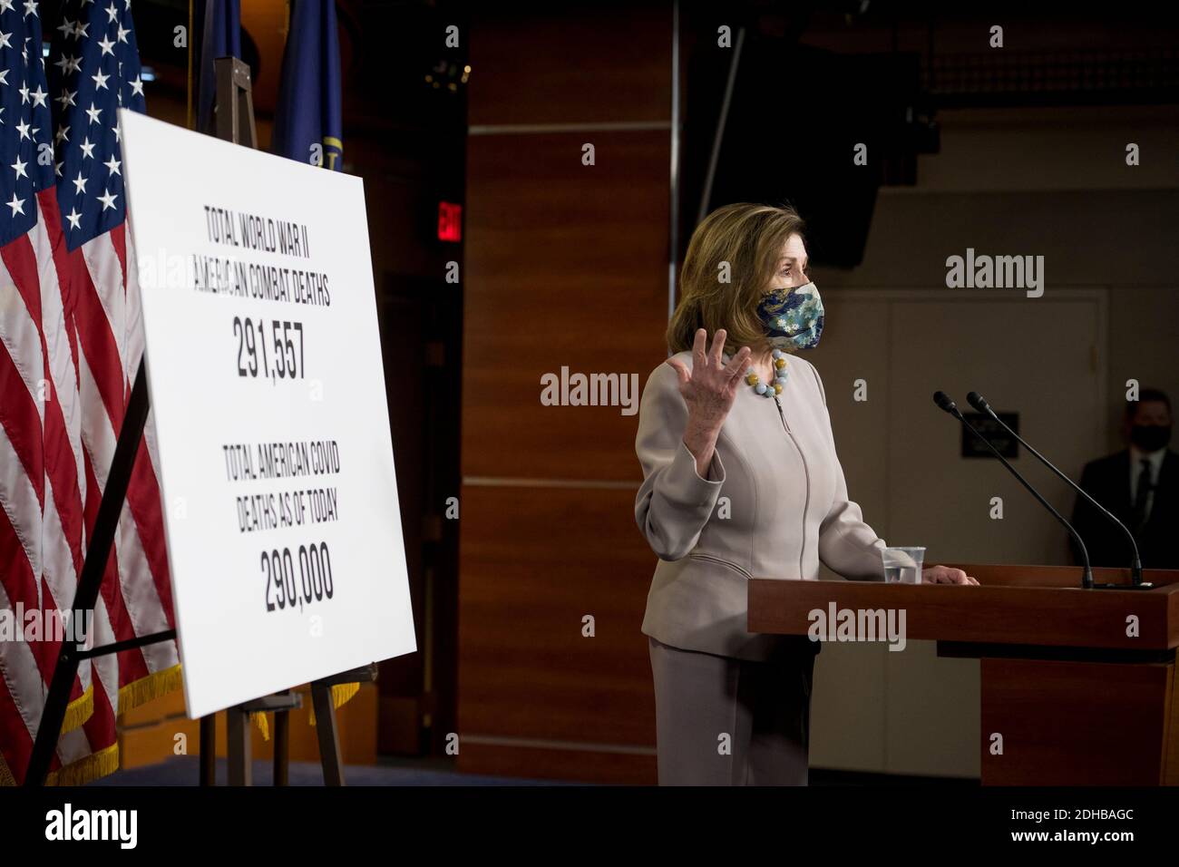 Die Sprecherin des Repräsentantenhauses der Vereinigten Staaten, Nancy Pelosi (Demokratin von Kalifornien), bietet während ihrer wöchentlichen Pressekonferenz im US-Kapitol in Washington, DC, am Donnerstag, den 10. Dezember 2020, Kommentare und Fragen von Reportern an. Kredit: Rod Lampey/CNP Verwendung weltweit Stockfoto Die Sprecherin des Repräsentantenhauses der Vereinigten Staaten, Nancy Pelosi (Demokratin von Kalifornien), bietet während ihrer wöchentlichen Pressekonferenz im US-Kapitol in Washington, DC, am Donnerstag, den 10. Dezember 2020, Kommentare und Fragen von Reportern an. Kredit: Rod Lampey/CNP Verwendung weltweit Stockfoto