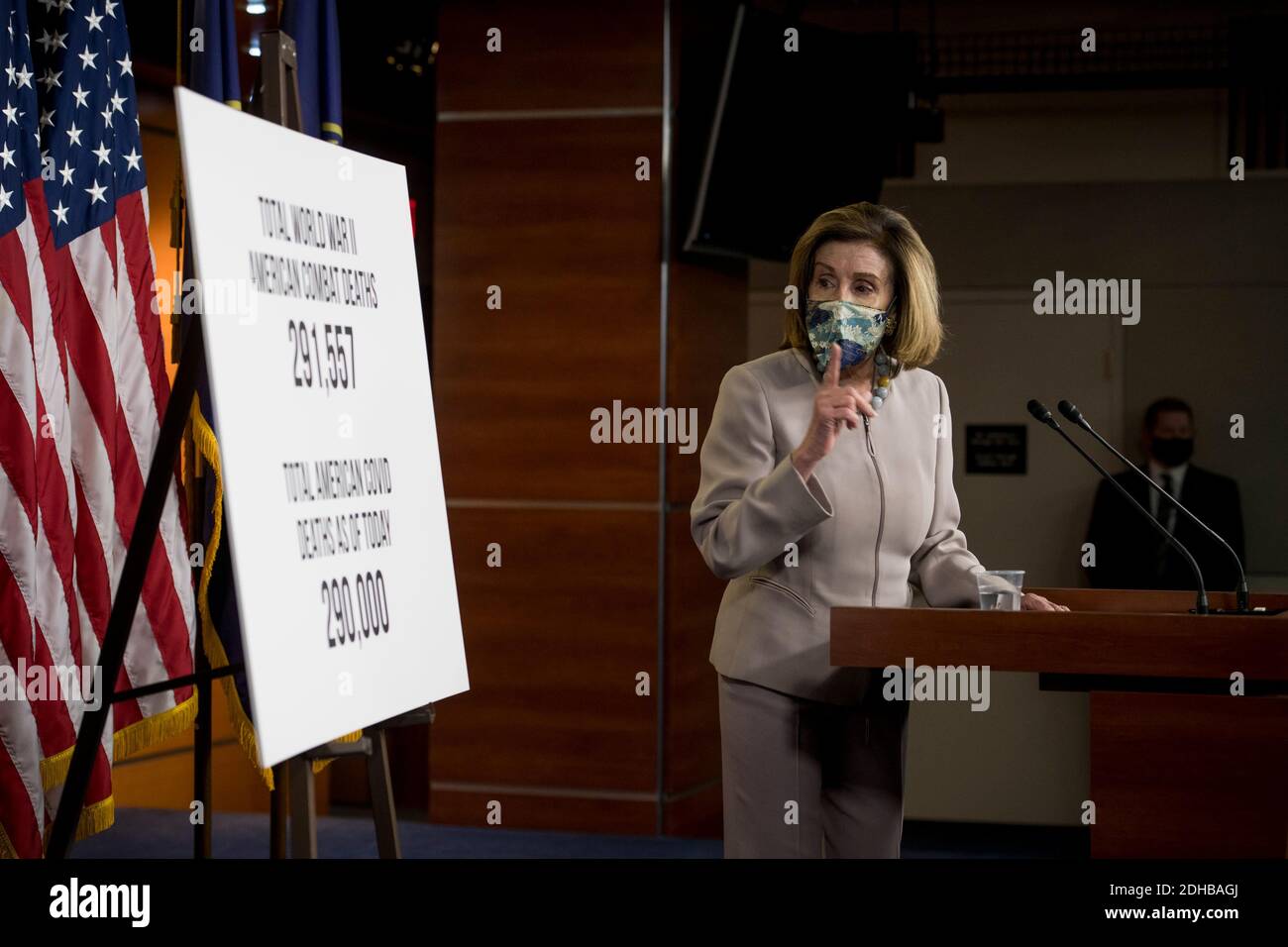 Die Sprecherin des Repräsentantenhauses der Vereinigten Staaten, Nancy Pelosi (Demokratin von Kalifornien), bietet während ihrer wöchentlichen Pressekonferenz im US-Kapitol in Washington, DC, am Donnerstag, den 10. Dezember 2020, Kommentare und Fragen von Reportern an. Kredit: Rod Lampey/CNP Verwendung weltweit Stockfoto Die Sprecherin des Repräsentantenhauses der Vereinigten Staaten, Nancy Pelosi (Demokratin von Kalifornien), bietet während ihrer wöchentlichen Pressekonferenz im US-Kapitol in Washington, DC, am Donnerstag, den 10. Dezember 2020, Kommentare und Fragen von Reportern an. Kredit: Rod Lampey/CNP Verwendung weltweit Stockfoto
