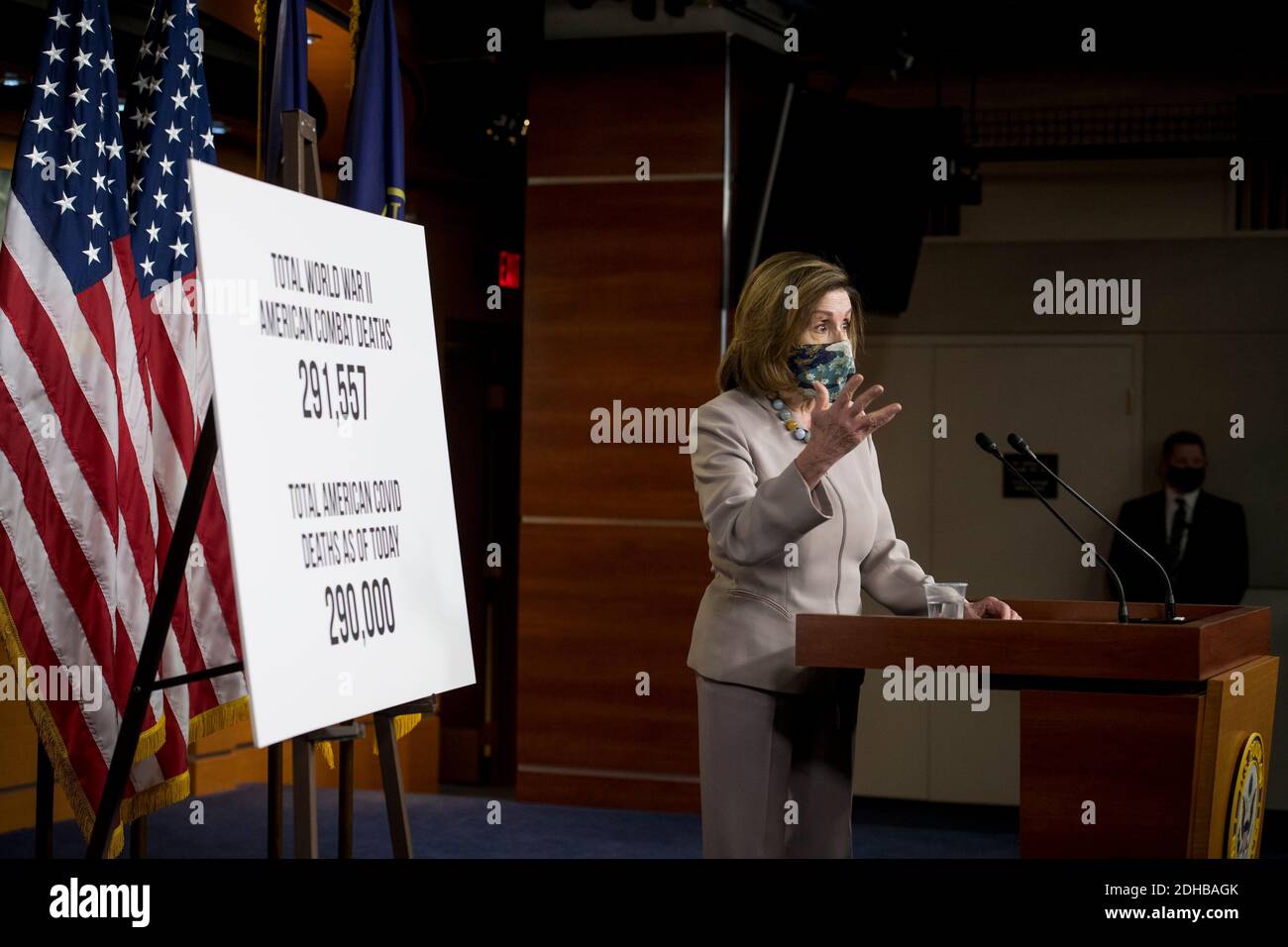 Die Sprecherin des Repräsentantenhauses der Vereinigten Staaten, Nancy Pelosi (Demokratin von Kalifornien), bietet während ihrer wöchentlichen Pressekonferenz im US-Kapitol in Washington, DC, am Donnerstag, den 10. Dezember 2020, Kommentare und Fragen von Reportern an. Kredit: Rod Lampey/CNP Verwendung weltweit Stockfoto Die Sprecherin des Repräsentantenhauses der Vereinigten Staaten, Nancy Pelosi (Demokratin von Kalifornien), bietet während ihrer wöchentlichen Pressekonferenz im US-Kapitol in Washington, DC, am Donnerstag, den 10. Dezember 2020, Kommentare und Fragen von Reportern an. Kredit: Rod Lampey/CNP Verwendung weltweit Stockfoto