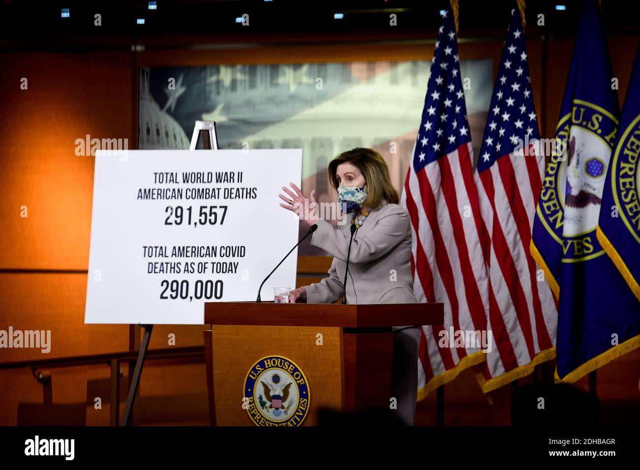 Die Sprecherin des Repräsentantenhauses der Vereinigten Staaten, Nancy Pelosi (Demokratin von Kalifornien), bietet während ihrer wöchentlichen Pressekonferenz im US-Kapitol in Washington, DC, am Donnerstag, den 10. Dezember 2020, Kommentare und Fragen von Reportern an. Kredit: Rod Lampey/CNP Verwendung weltweit Stockfoto Die Sprecherin des Repräsentantenhauses der Vereinigten Staaten, Nancy Pelosi (Demokratin von Kalifornien), bietet während ihrer wöchentlichen Pressekonferenz im US-Kapitol in Washington, DC, am Donnerstag, den 10. Dezember 2020, Kommentare und Fragen von Reportern an. Kredit: Rod Lampey/CNP Verwendung weltweit Stockfoto