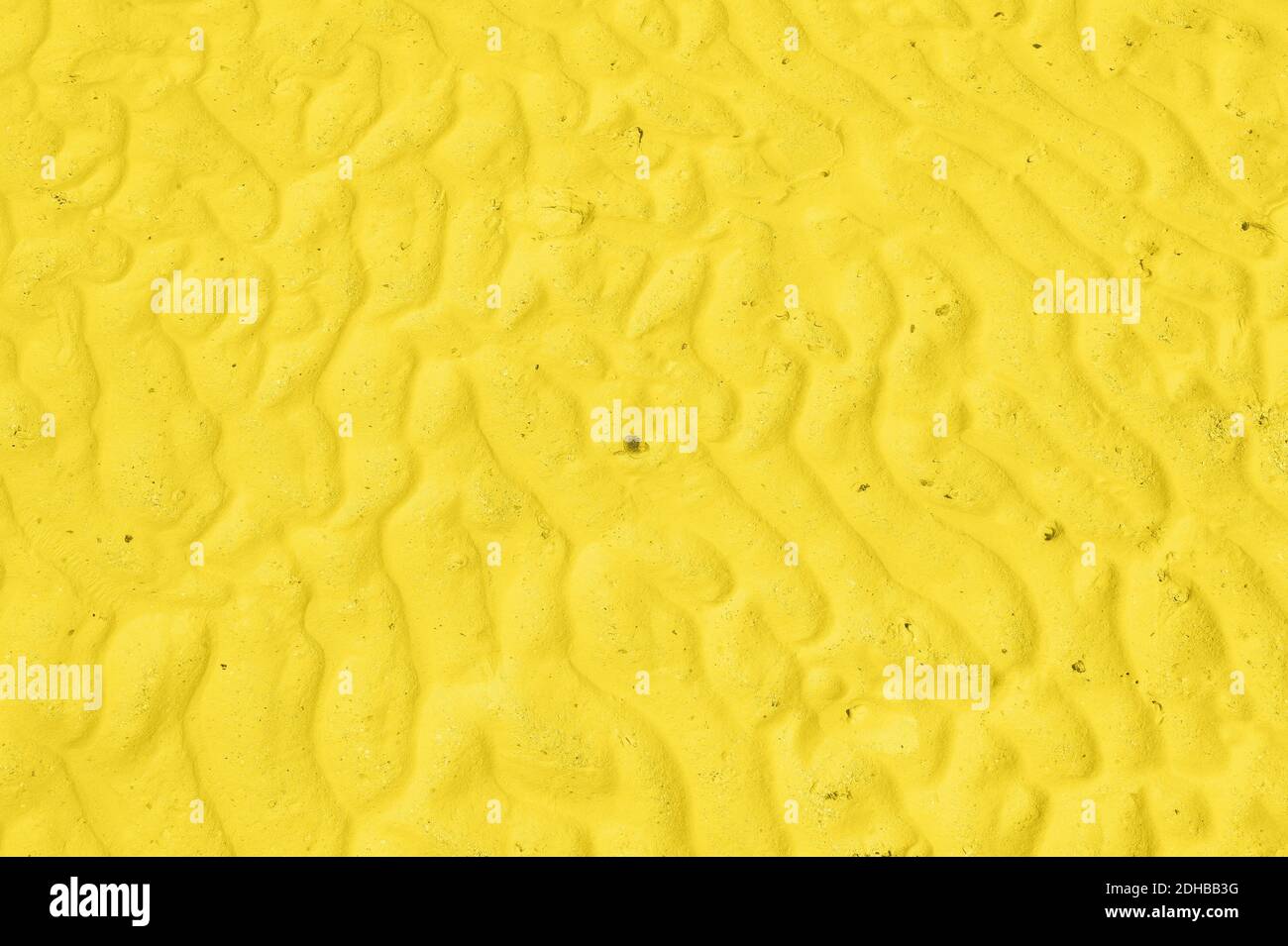Die Textur der Wellen auf dem hellen, glatten Sand Stockfoto