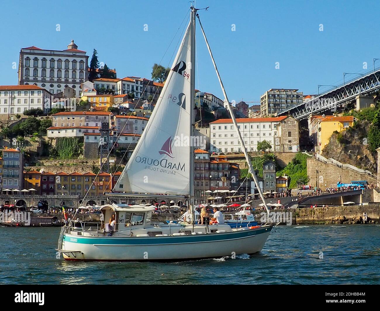 PORTO, VEREINIGTE STAATEN - Aug 23, 2019: Segelschiff auf dem Tejo in Porto, Portugal Stockfoto