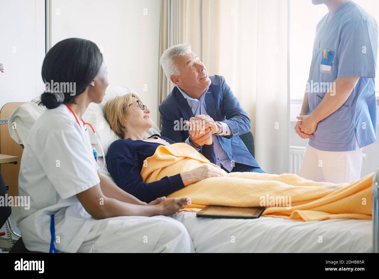 Paar Blick auf medizinische Fachkräfte in Krankenhaus Station Stockfoto