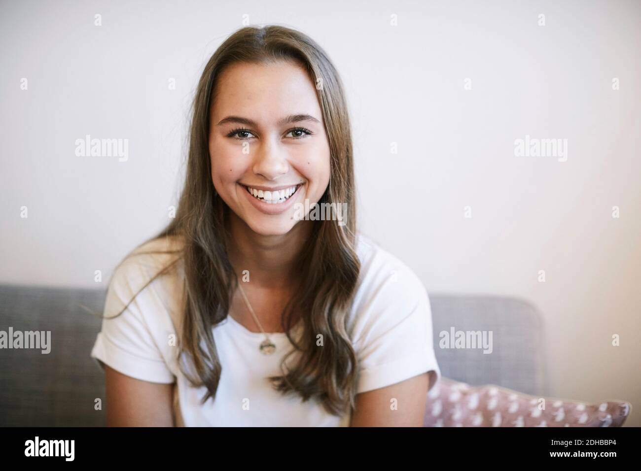 Porträt eines lächelnden Teenagers, das im Gemeindezentrum sitzt Stockfoto
