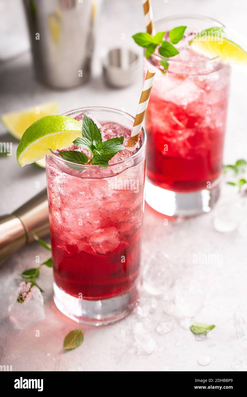 Cranberry Limette Cocktails in hohen Gläsern Stockfoto