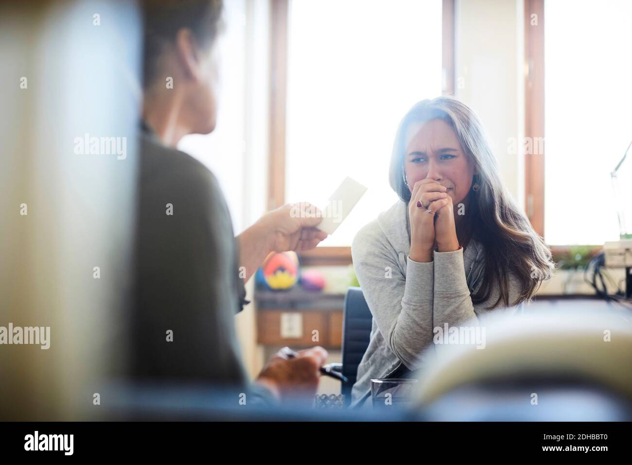 Therapeut verordnet weinenden Patienten während der Sitzung Stockfoto