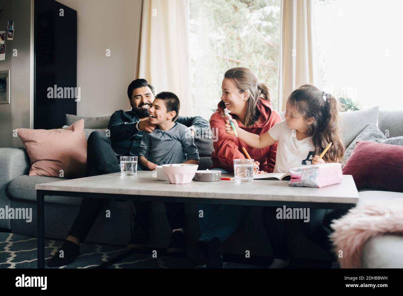 Glückliche Familie Freizeitgestaltung im Wohnzimmer Stockfoto
