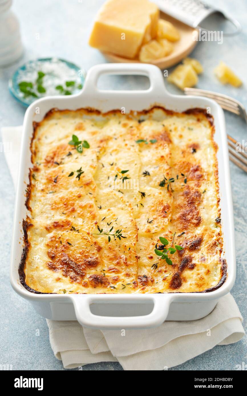 Kitschige Kartoffeln mit Jakobsmuffel Stockfoto