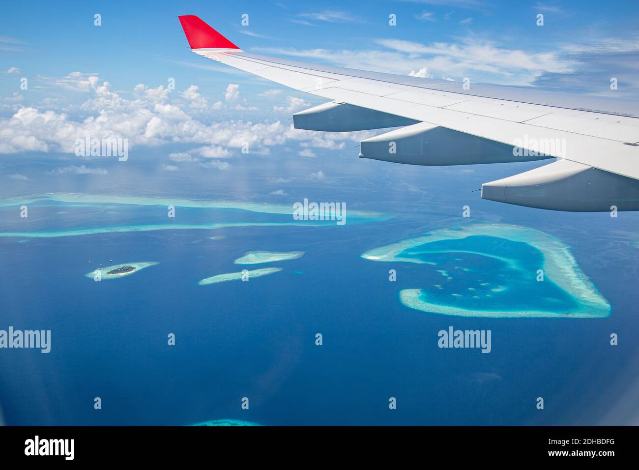 Flugzeuginnenraum mit Fensterblick auf die Malediven-Insel. Konzept des Reise- und Luftverkehrs. Malediven Inseln Draufsicht Flugzeug, Luxus-Tourismus Stockfoto
