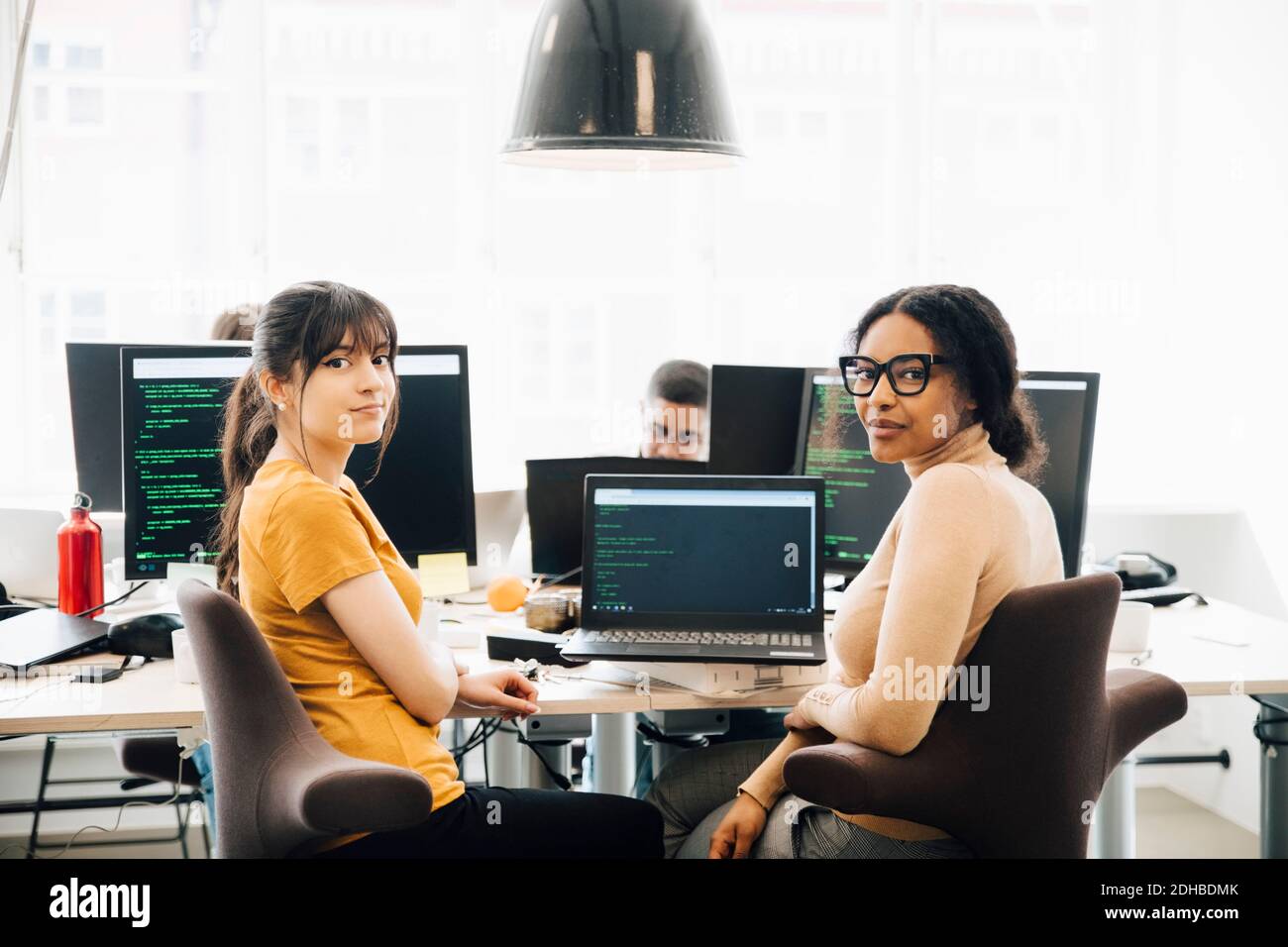 Porträt von weiblichen Computer-Hackern Schreibtisch im kreativen Büro sitzen Stockfoto