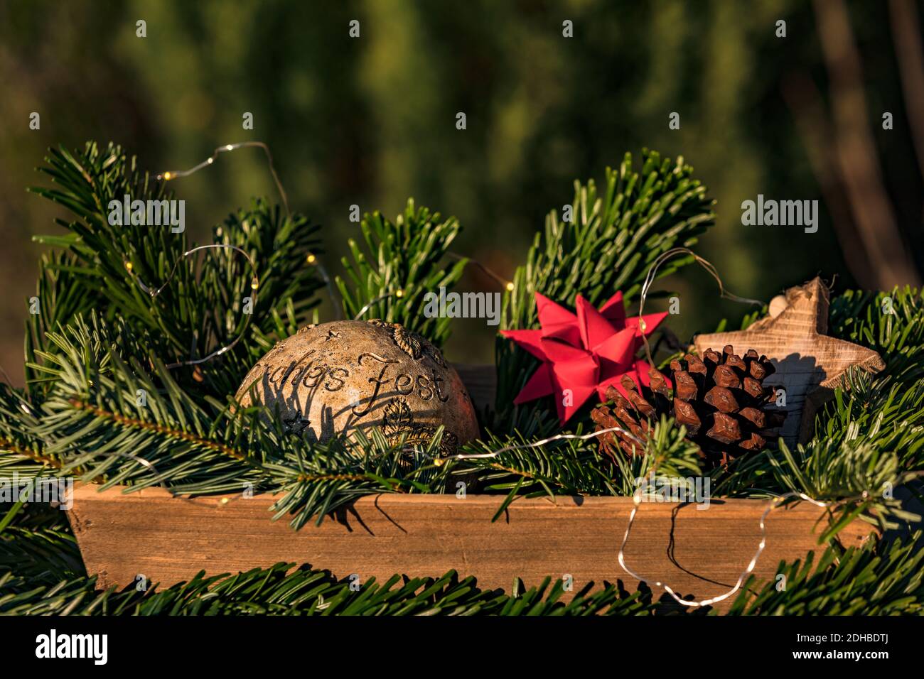 Eine Schale mit dekorativen Elementen wie Sternen und Lichtern Zu Weihnachten Stockfoto