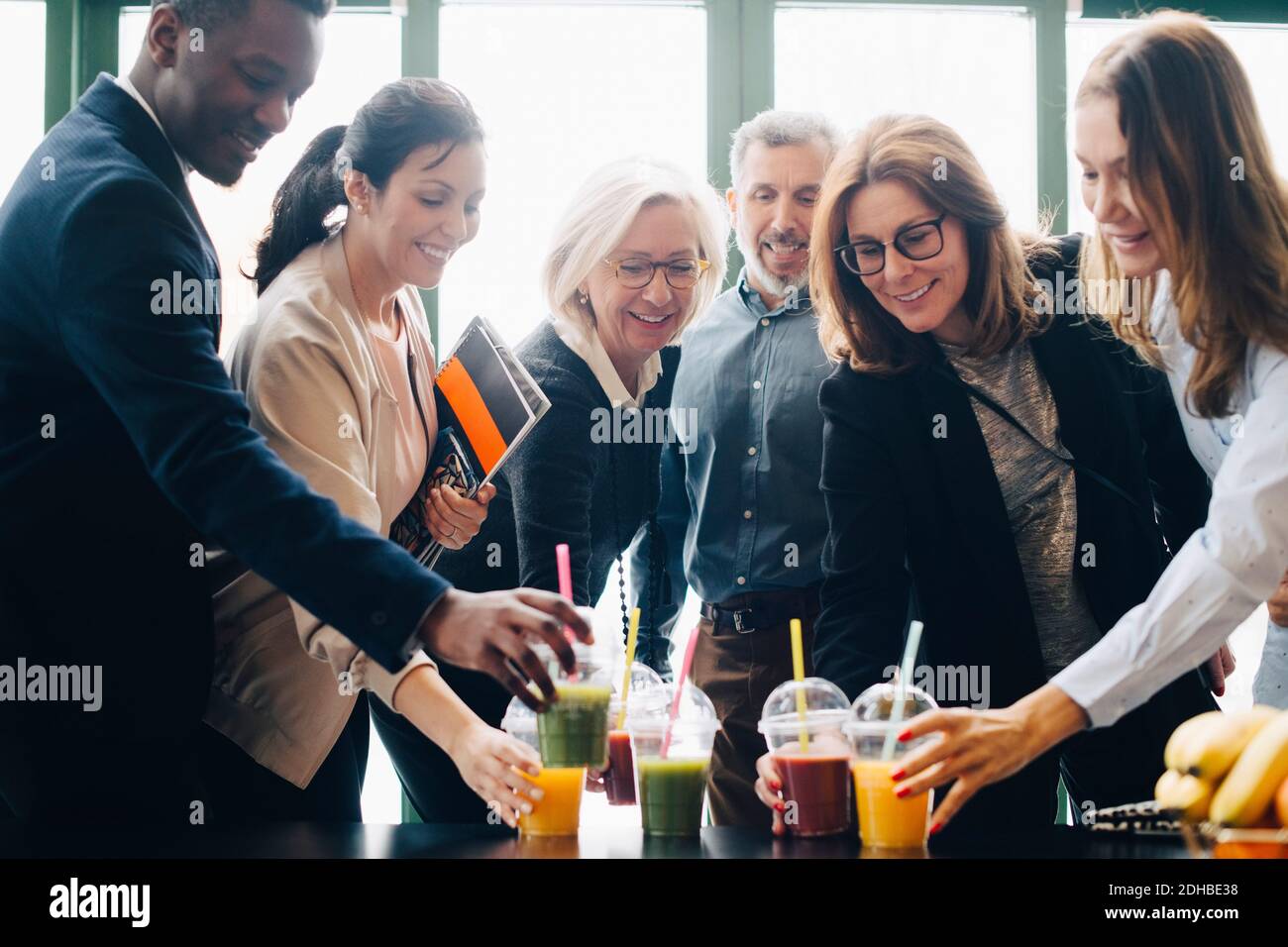 Geschäftskollegen genießen Getränke während der Kaffeepause in der Konferenz Stockfoto