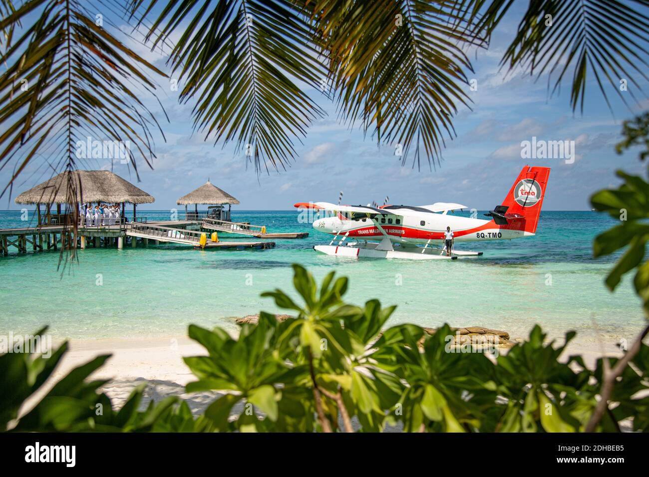 Ari Atoll, Malediven - 05.05.2019: Malediven Wasserflugzeug auf Luxusresort, Holzsteg lädt das Flugzeug, bereit zum Abflug. Tropischer Inselhintergrund Stockfoto