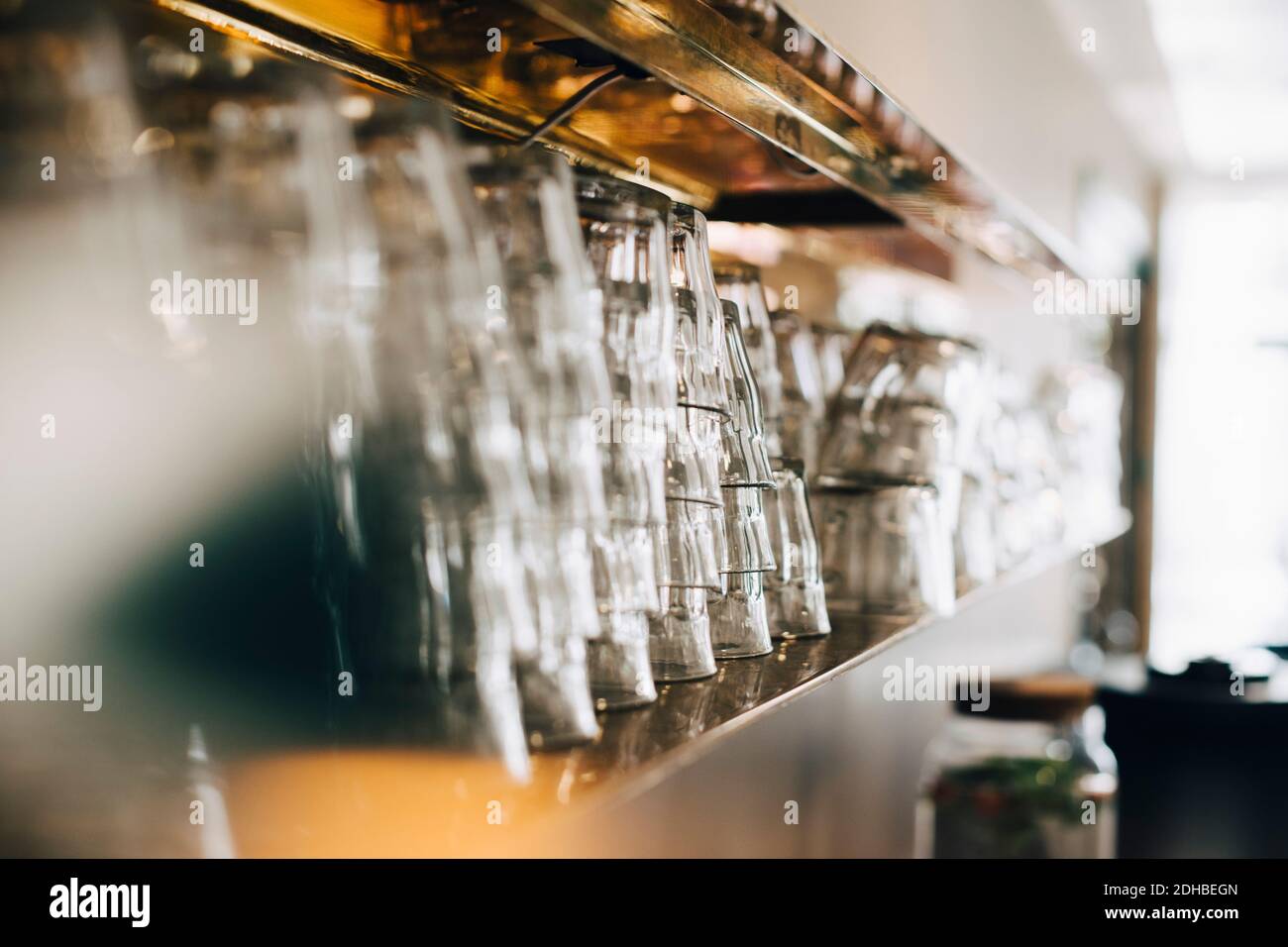 Stapel von Trinkgläsern im Regal in der Bürokantine Stockfoto