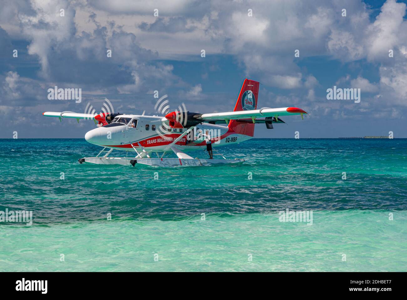 Ari Atoll, Malediven - 05.05.2019: Malediven Wasserflugzeug auf Luxusresort, Holzsteg lädt das Flugzeug, bereit zum Abflug. Tropischer Inselhintergrund Stockfoto