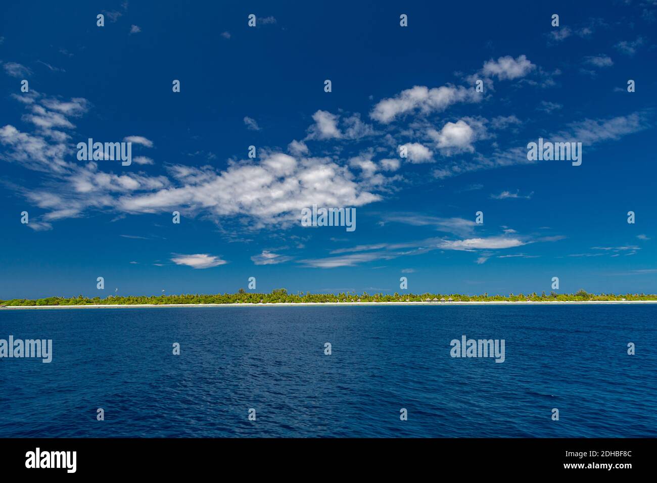 Minimaler Blick auf die tropische Insel, Horizont mit Meer und Skyscape. Tropische Natur Muster Minimalismus Konzept Ansicht. Stockfoto