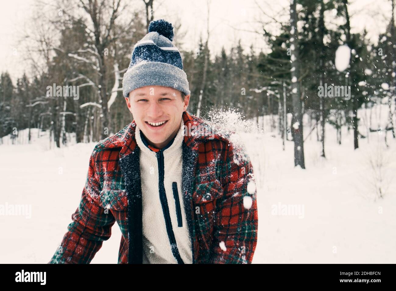 Portrait von glücklichen mittleren erwachsenen Mann in warmer Kleidung auf Schneebedecktes Feld Stockfoto Portrait von glücklichen mittleren erwachsenen Mann in warmer Kleidung auf Schneebedecktes Feld Stockfoto