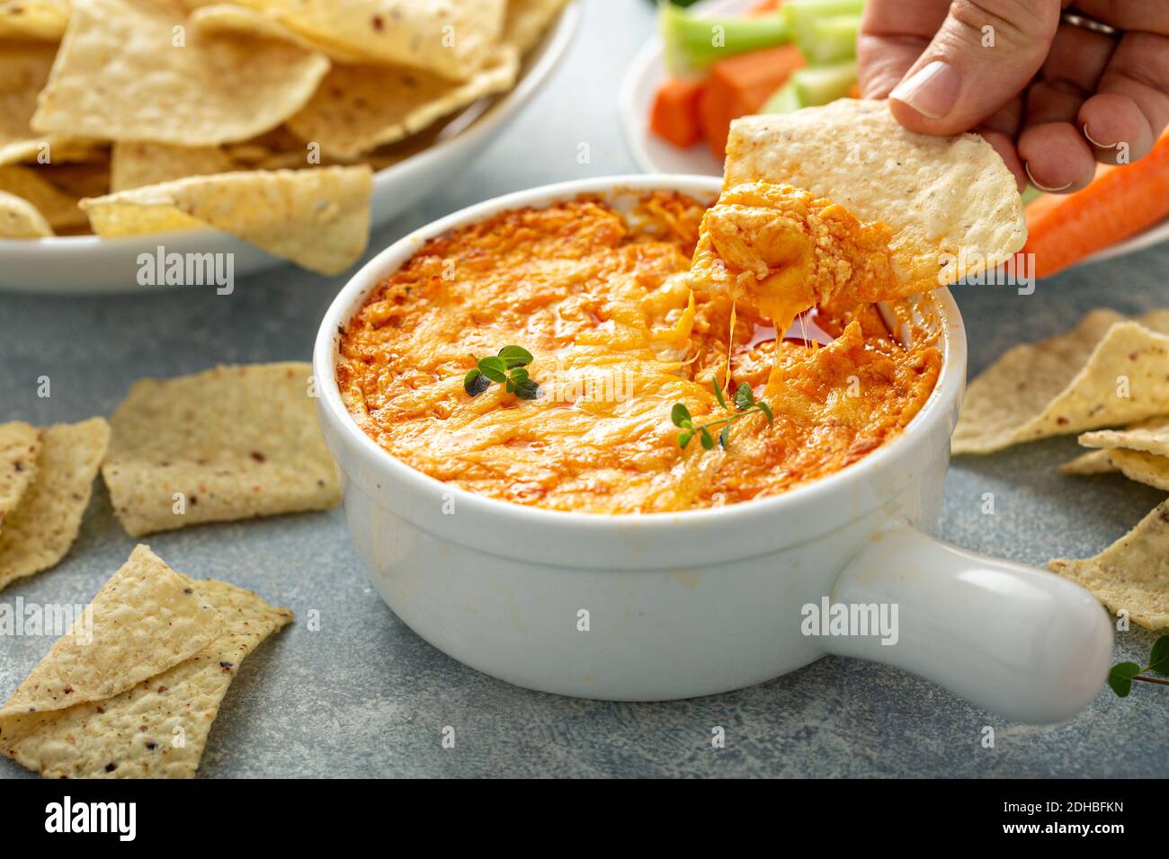 Buffalo Chicken Dip mit Chips Stockfoto