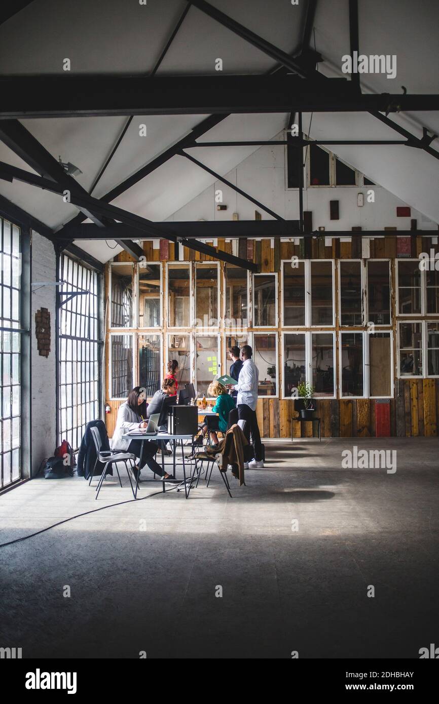 Computer-Programmierer arbeiten an neuen Business-Projekt am Arbeitsplatz Stockfoto