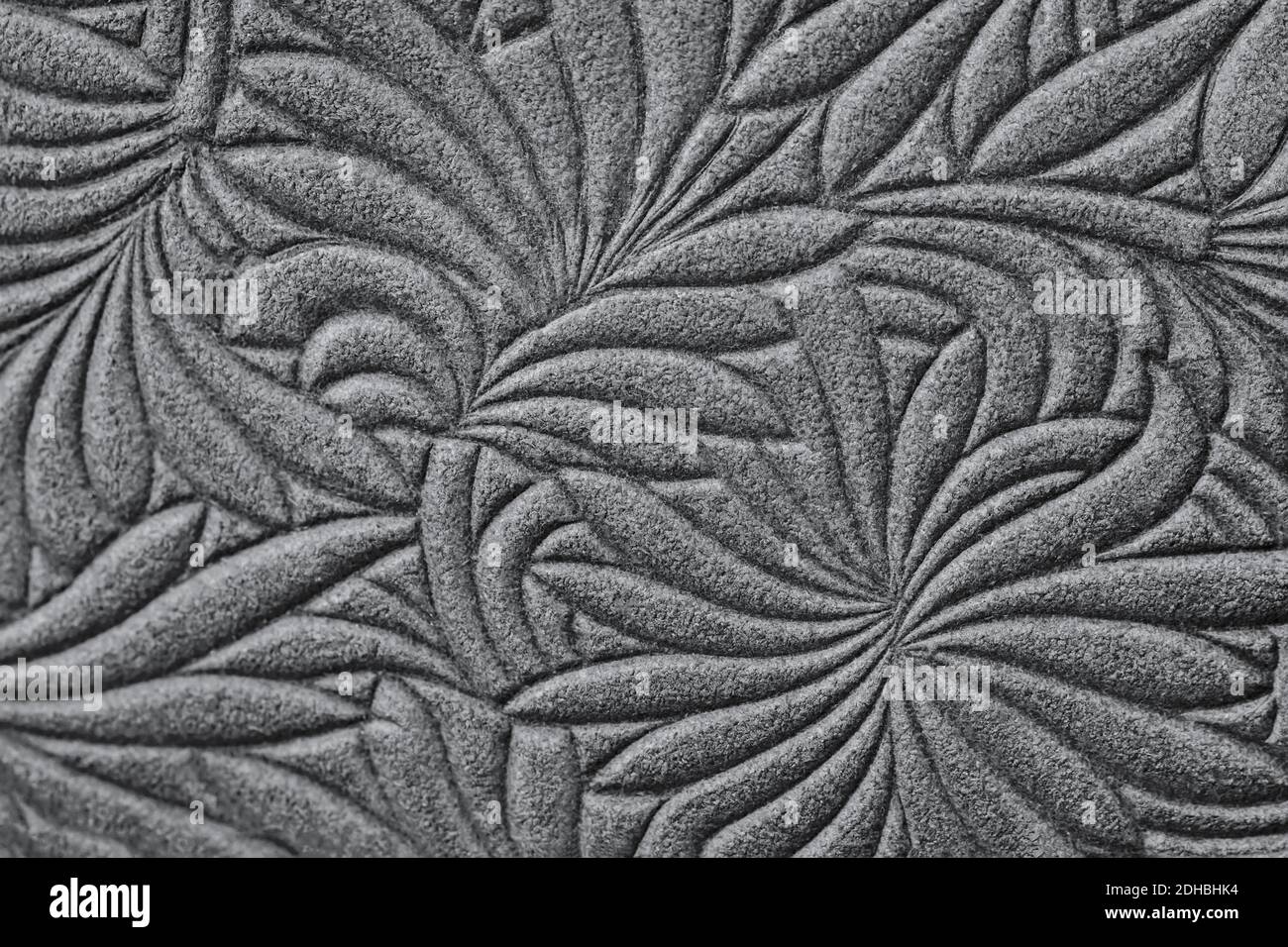 Textur aus echtem Wildleder geprägtes Blumenmuster in Nahaufnahme, trendige graue Farbe. Moderner natürlicher Hintergrund Stockfoto