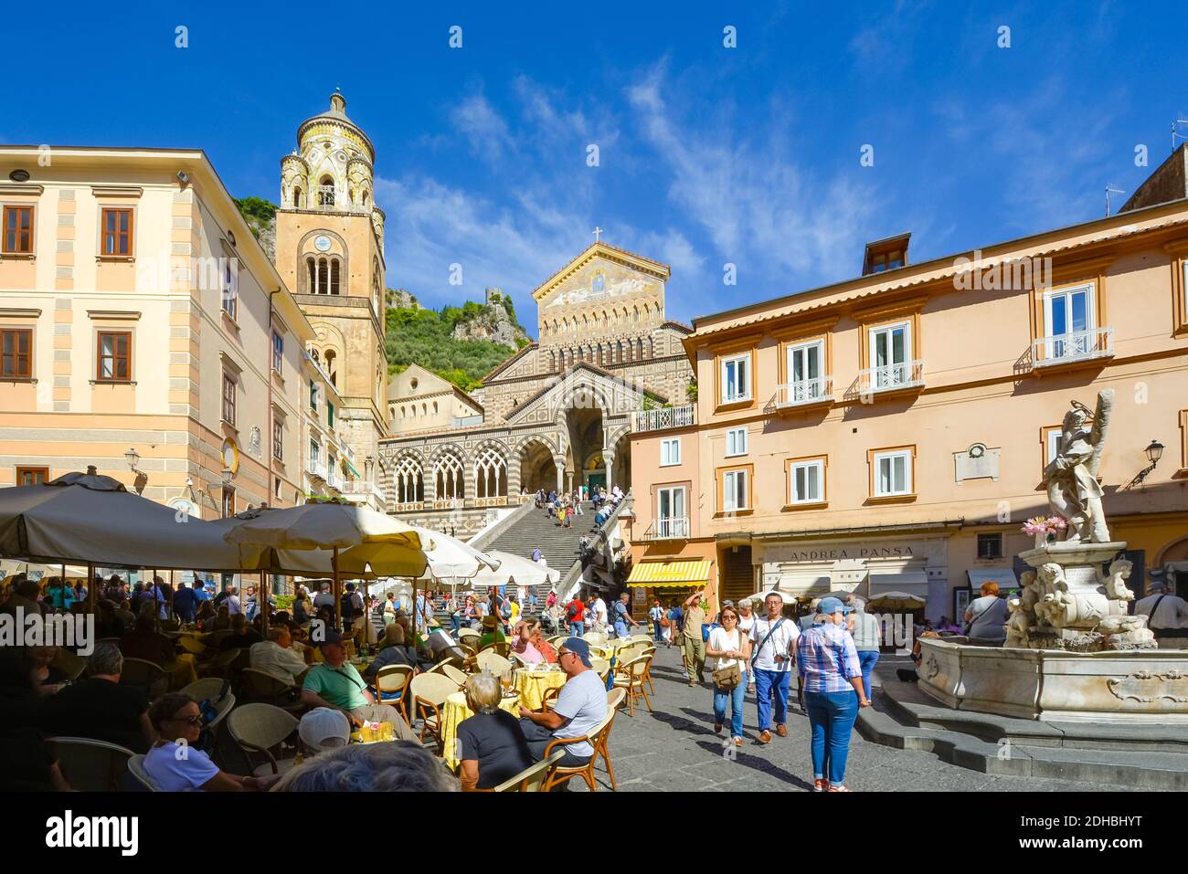 Touristen drängen die kleine Piazza del Duomo umgeben von Cafés, Geschäften und die Schritte zur Amalfi Kathedrale in Amalfi, Italien Stockfoto