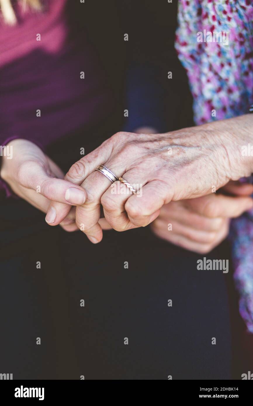 Beschnittenes Bild von Großmutter und Enkelin, die Hände halten Stockfoto