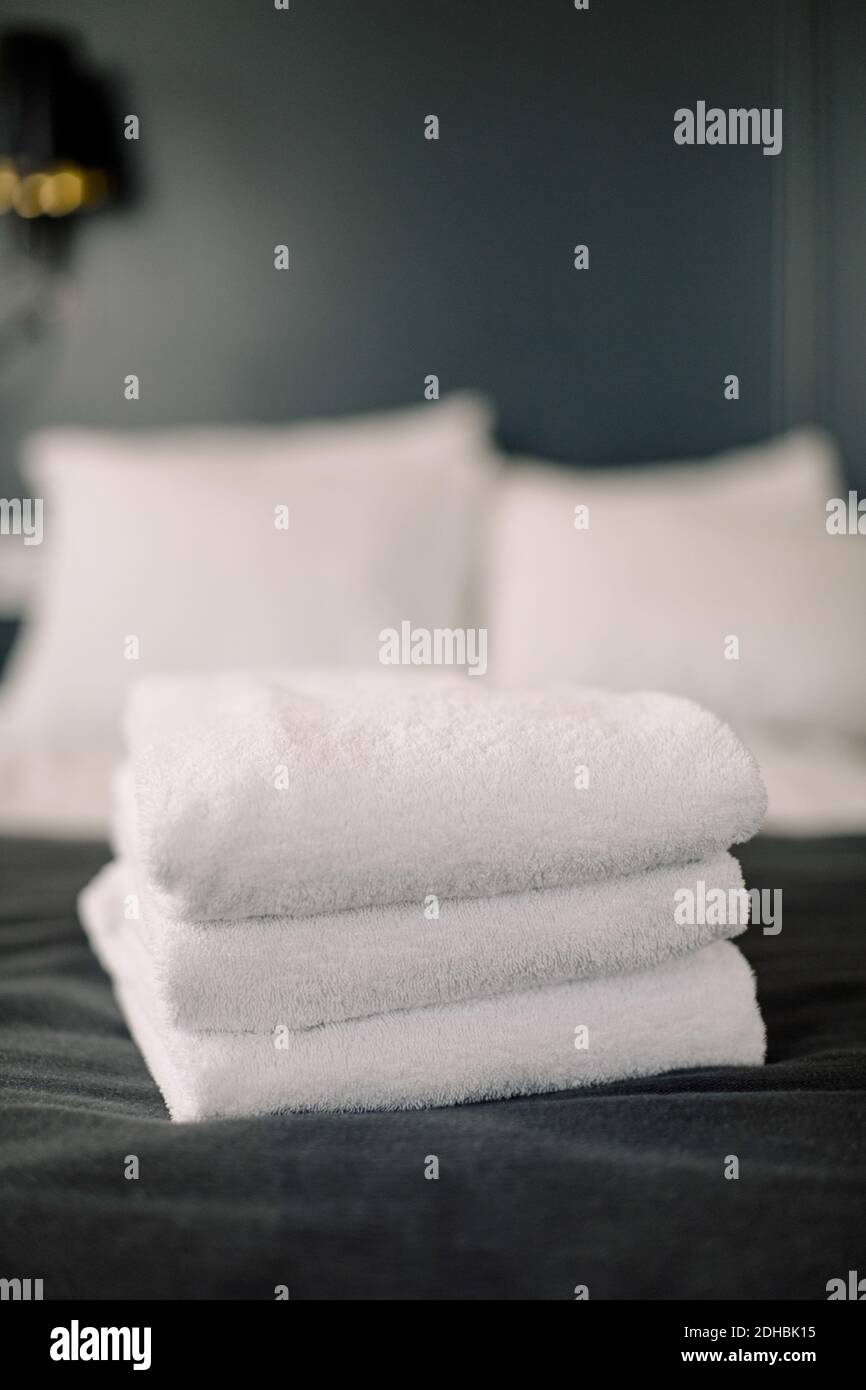 Stapel Handtücher auf dem Bett im Hotel Stockfoto