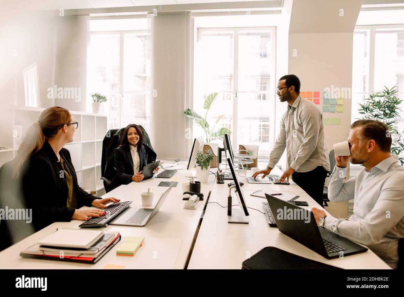 Vertriebsleiter haben am Schreibtisch im Büro über Geschäftspläne gestürmt Stockfoto