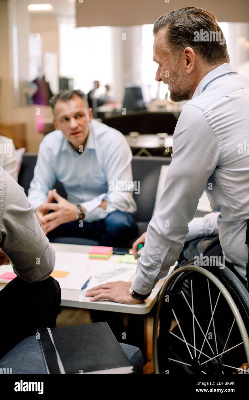 Verkaufsleiter diskutieren über Geschäftsstrategien im Büro Stockfoto