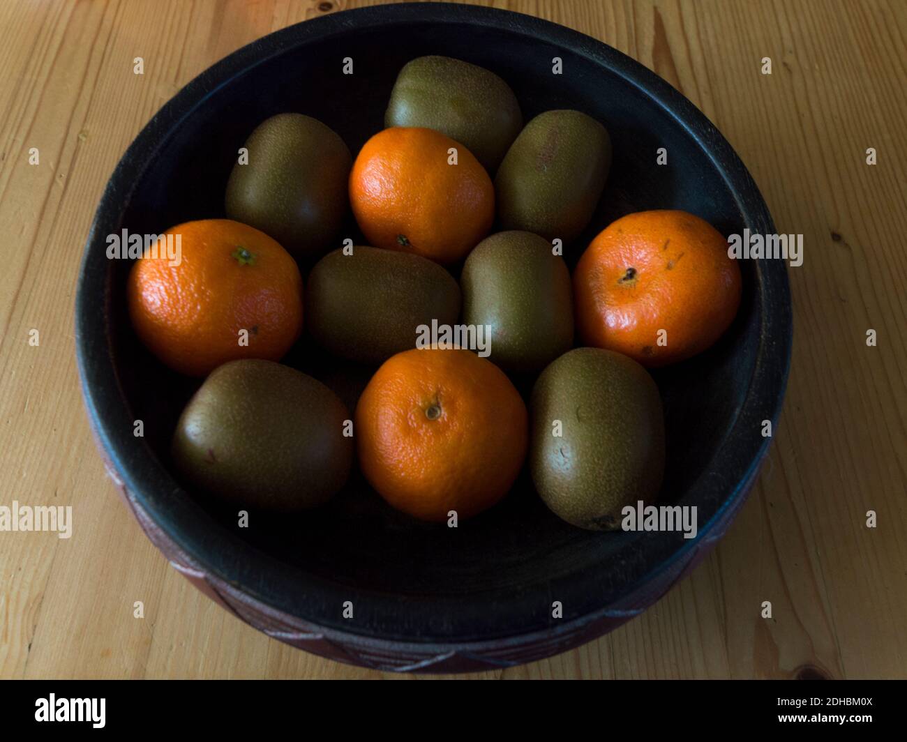 Kiwis und Mandarinen in einer Schüssel Stockfoto