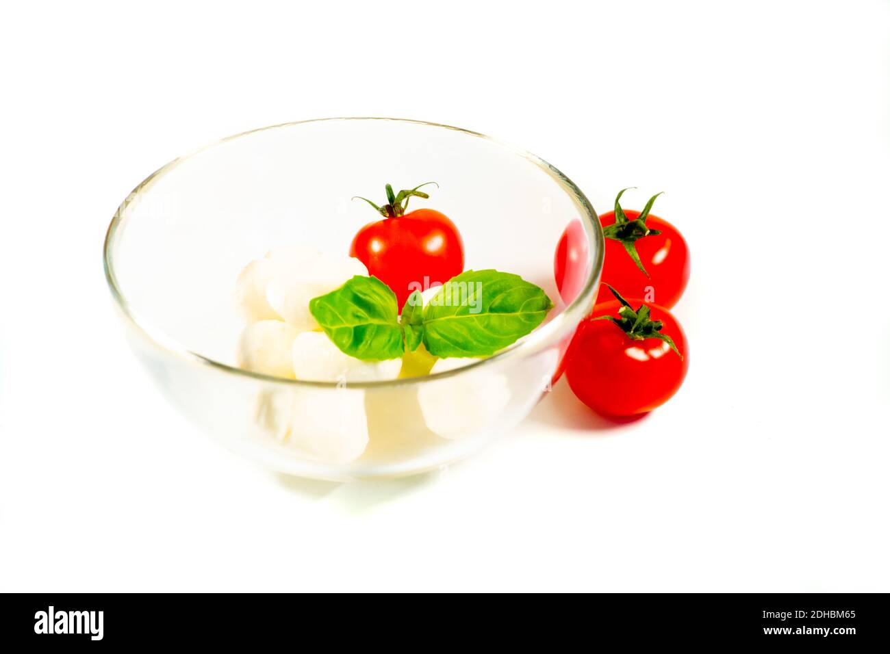 Basilikum, Tomaten und Mozzarella für Caprese Salat Stockfoto
