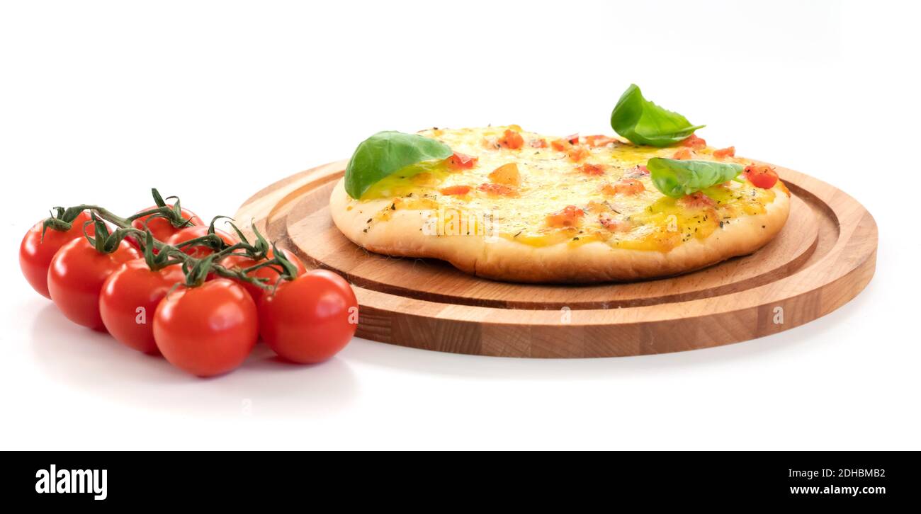 Pizza mit Käse und Tomaten isoliert auf weißem Hintergrund Stockfoto