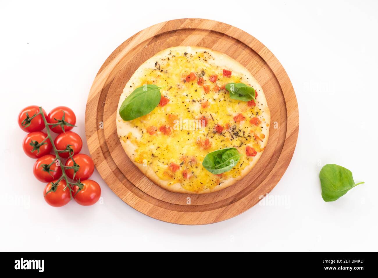 Pizza mit Käse und Tomaten isoliert auf weißem Hintergrund Stockfoto