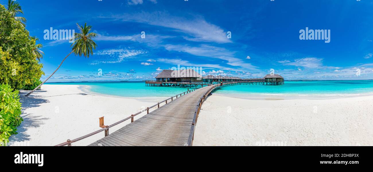 Luxus-Insel-Resort Urlaub Urlaub Panorama-Landschaft. Unglaubliches Reise-Strand-Banner-Panorama. Steg Pier mit Wasser Villen, entspannen Sie atemberaubende Palmen Stockfoto
