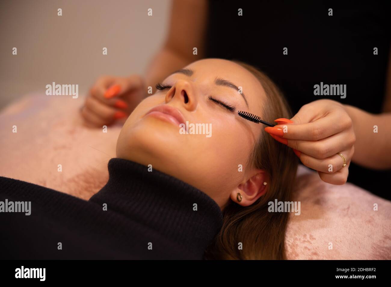 Wimpernverfahren mit Klinikmeister und einem Klienten in einem Schönheitssalon Stockfoto