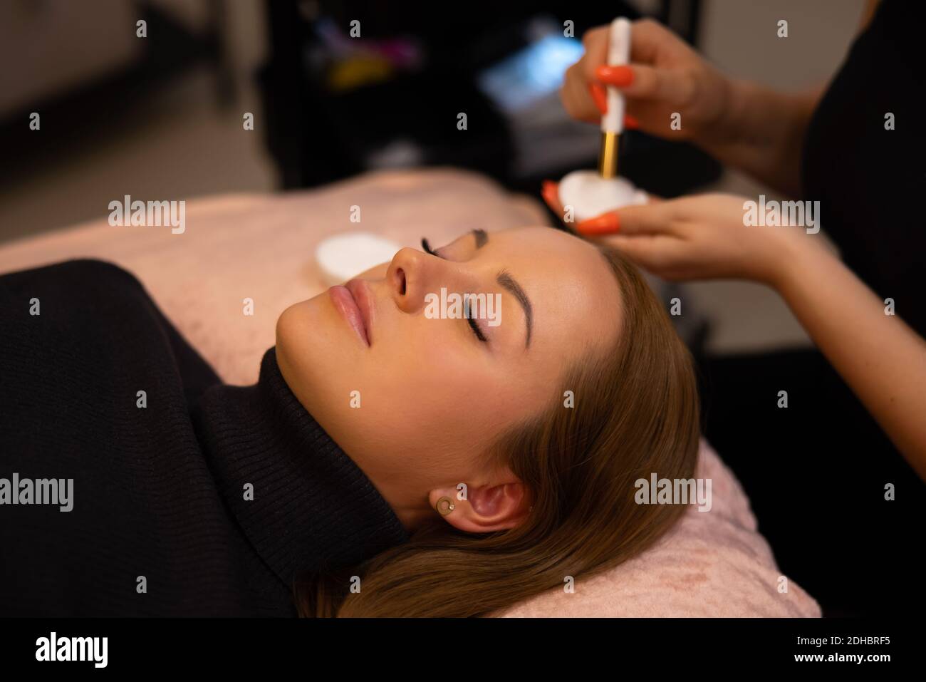 Wimpernverlängerung in der Klinik vom Meister auf einem Client durchgeführt In einem Schönheitssalon Stockfoto