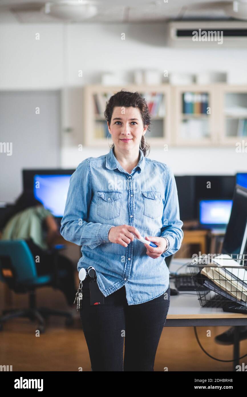 Portrait von selbstbewussten reifen weiblichen Lehrer im Computer-Labor stehen In der High School Stockfoto