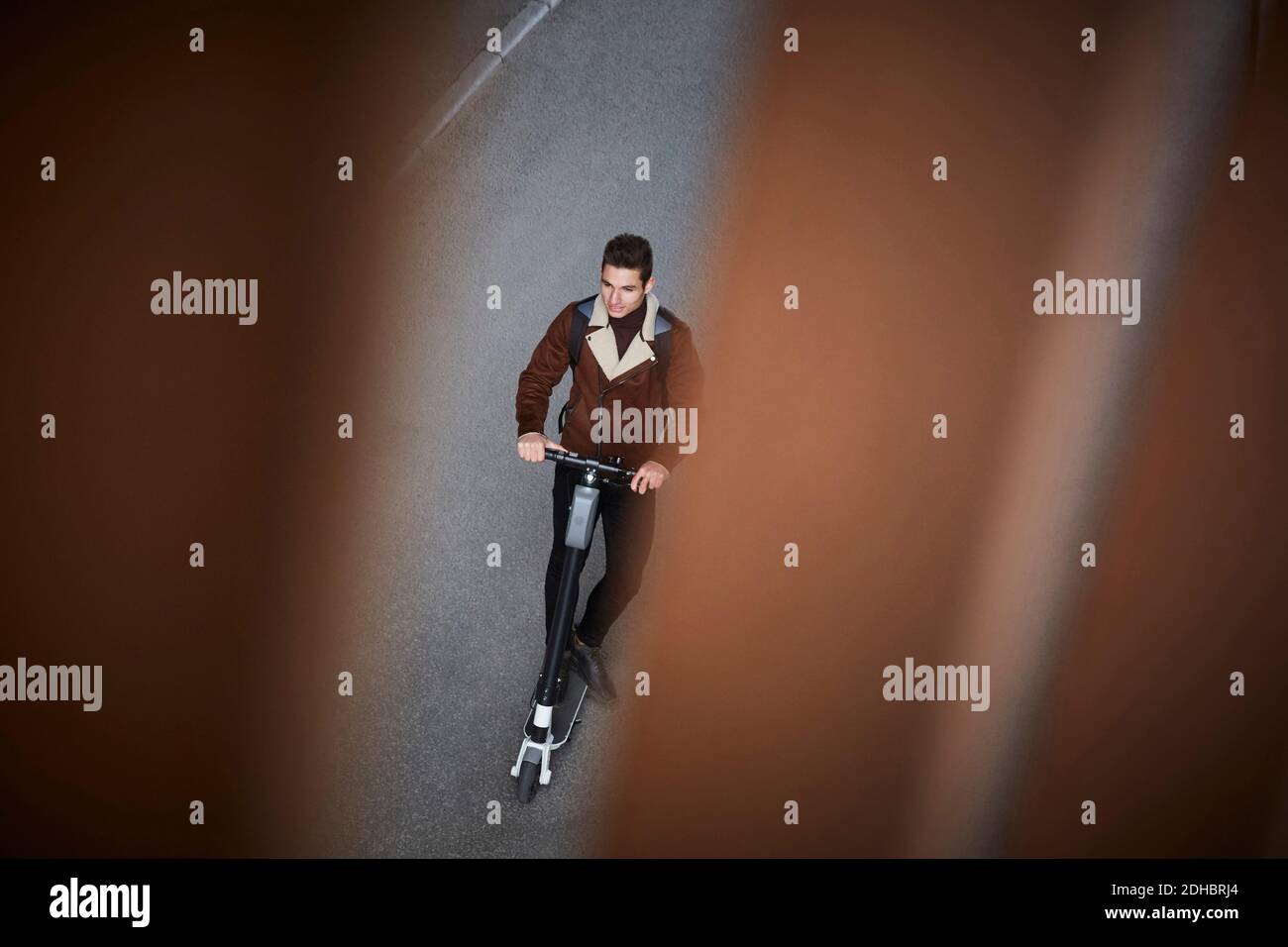 High-Angle-Ansicht des Teenagerjungen Reiten Elektroroller Auf der Straße Stockfoto