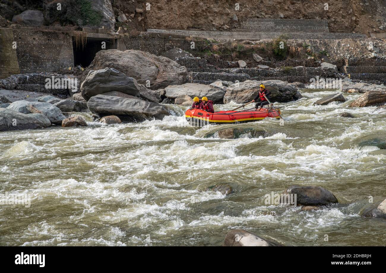 02-10-2019 Kullu, Indien. Das Paar -Passagiere und Gummiboot Lenkung - Rafting auf dem Fluss Beas Stockfoto