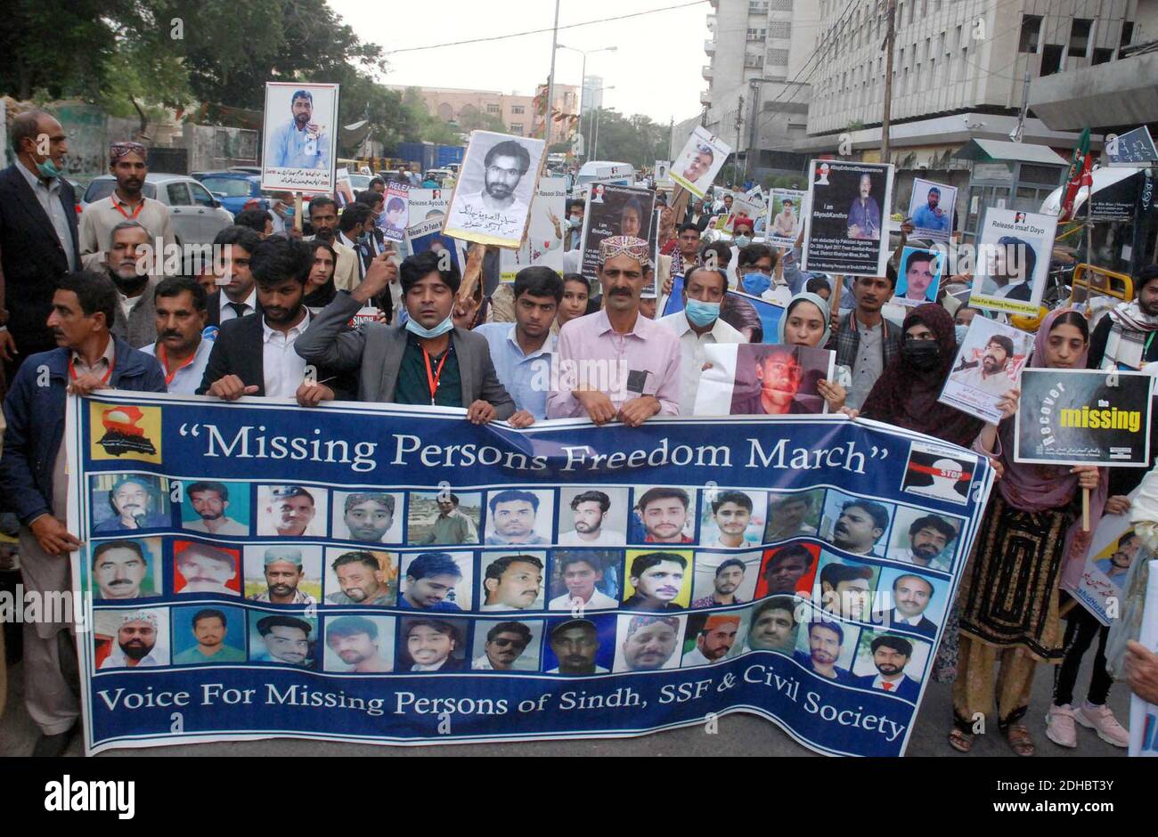 Mitglieder von Voice of Missing Persons of Sindh veranstalten am Donnerstag, dem 10. Dezember 2020, eine Protestdemonstration für die Wiederherstellung ihrer vermissten Liebe zum Internationalen Tag der Menschenrechte im Presseclub Karachi. Stockfoto