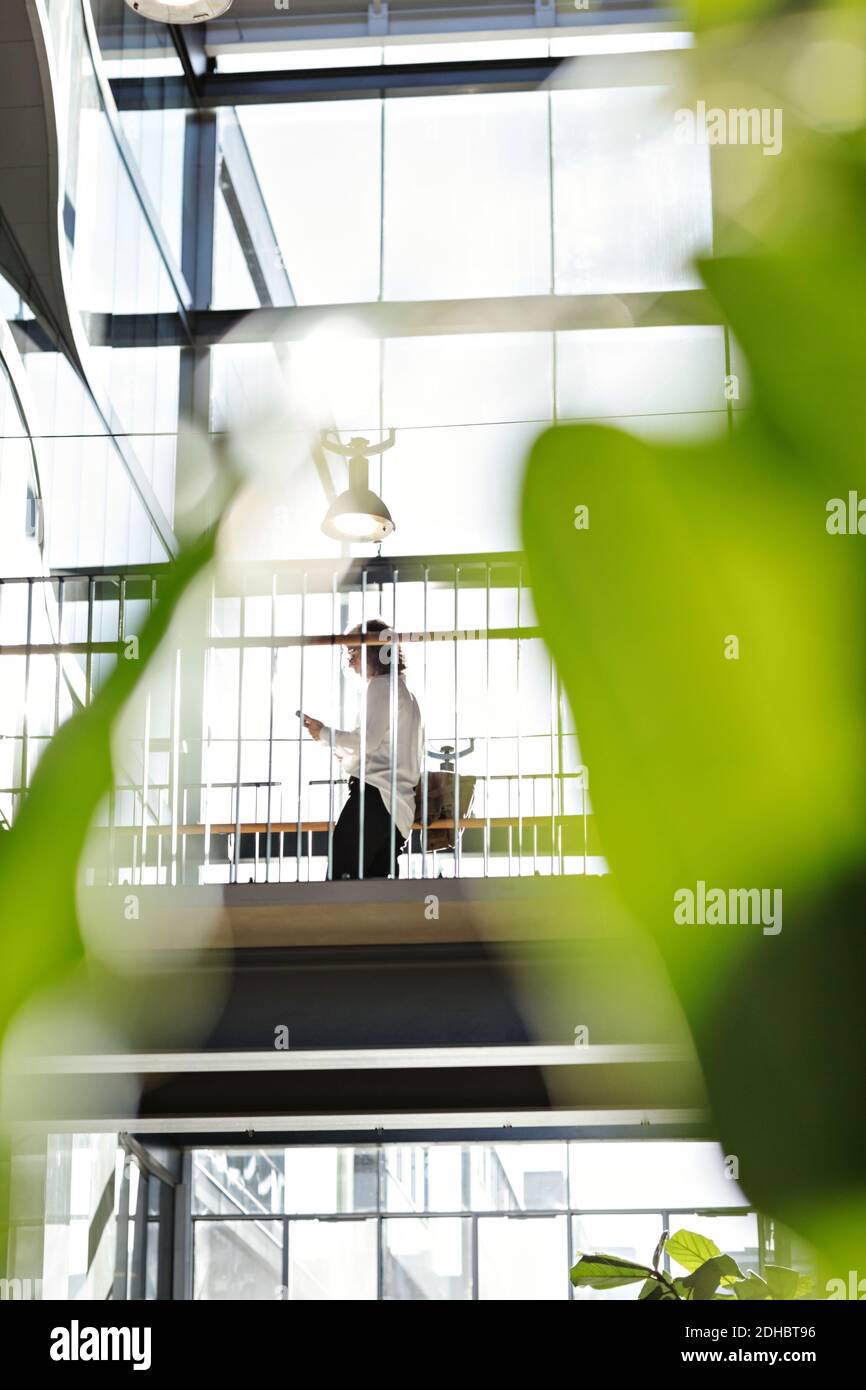 Niedrige Ansicht der Geschäftsfrau, die im modernen Büro arbeitet Stockfoto