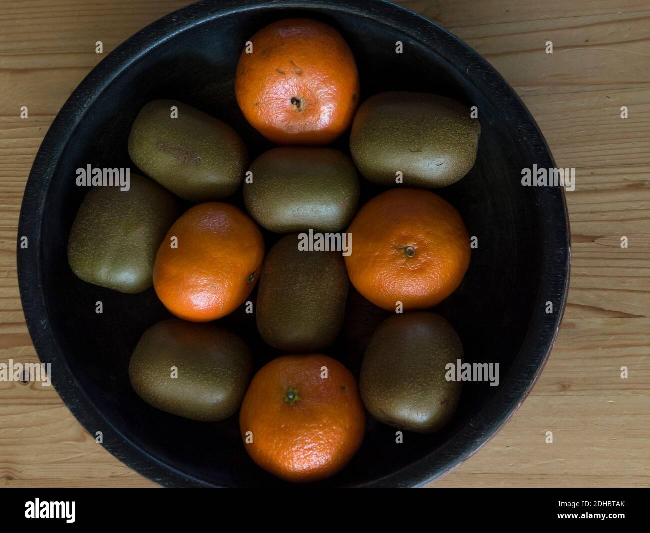 Kiwis und Mandarinen in einer Schüssel Stockfoto