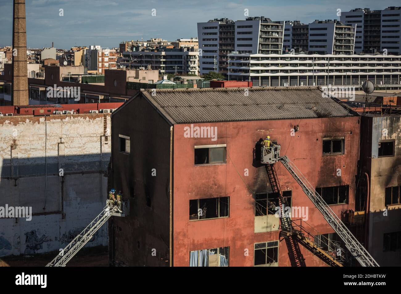 Barcelona, Katalonien, Spanien. Dezember 2020. Feuerwehrleute haben gesehen, wie an einem Gebäude gearbeitet wurde, das in Brand gesetzt wurde.EIN Brand in einem behobenen Industrielager in Badalona, einer Stadt neben Barcelona, verursacht in der Nacht vom 9. Dezember drei Todesfälle und 17 Verletzungen. Zwischen 80 und 100 Menschen lebten dort, die meisten von ihnen waren Einwanderer. Am nächsten Tag haben die Feuerwehrleute den ganzen Tag weitergearbeitet. Quelle: Thiago Prudencio/DAX/ZUMA Wire/Alamy Live News Stockfoto