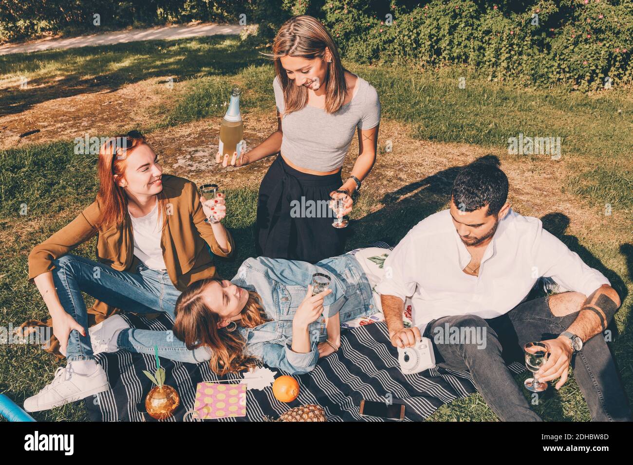 High-Angle-Ansicht der jungen multi-ethnischen Freunde genießen Picknick während Sommer im Hinterhof Stockfoto