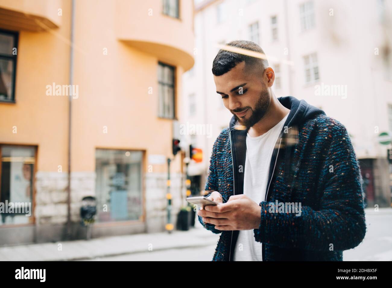 Selbstbewusster junger Geschäftsmann SMS auf Smartphone durchgesehen Angezeigt Stockfoto