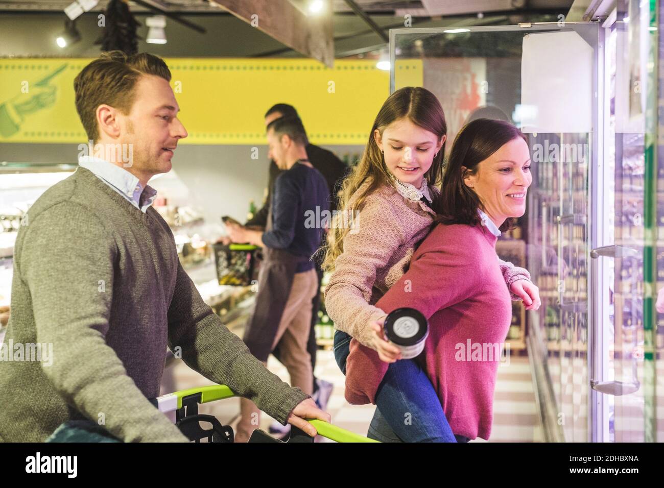 Glückliche Familie Lebensmittelgeschäft Einkaufen im Supermarkt Stockfoto