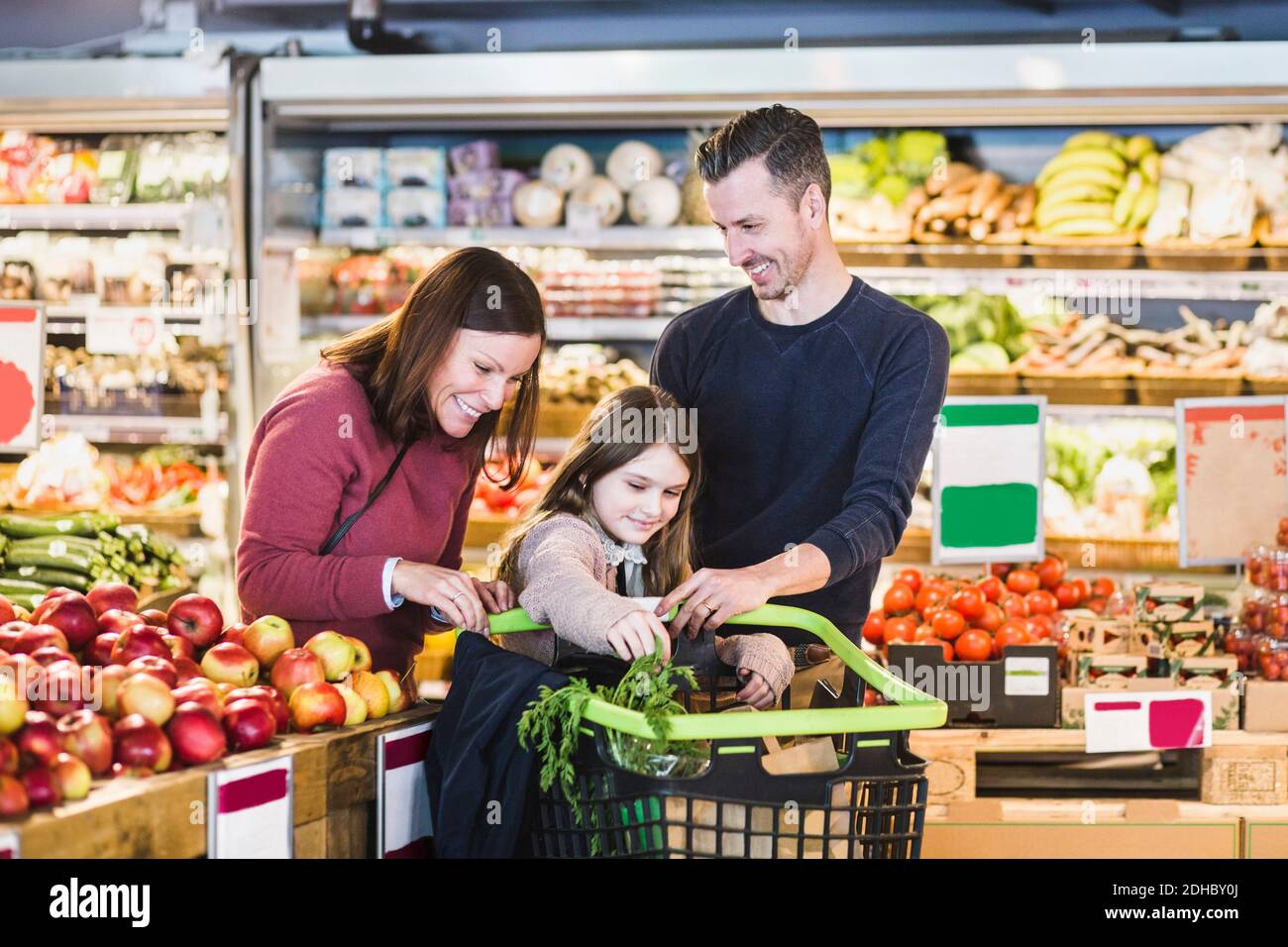 Glückliche Familie Lebensmittelgeschäft Einkaufen im Supermarkt Stockfoto