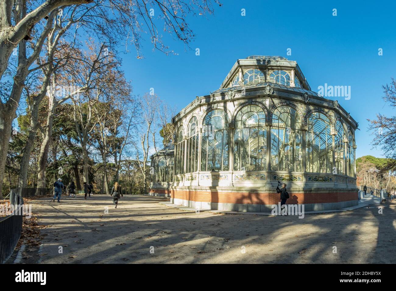 Madrid, Spanien, 14. Dezember 2018: Der Kristallpalast im Retiro Park in Madrid. Veranstaltungsort für Kunstausstellungen, organisiert vom Reina Sofia Museum, nach dem Vorbild von L Stockfoto