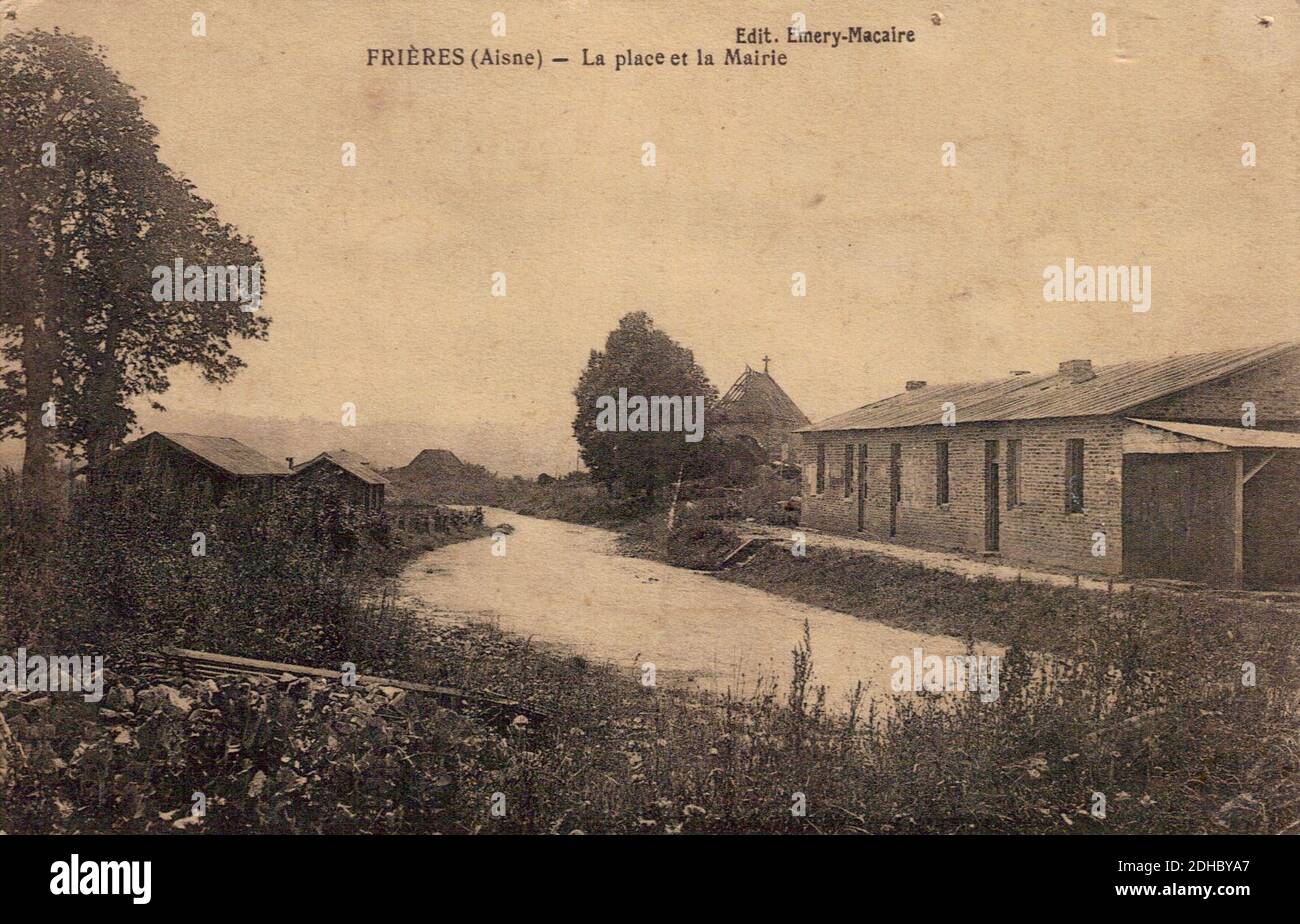 La Place et la Mairie de Frières-Faillouël après guerre. Stockfoto