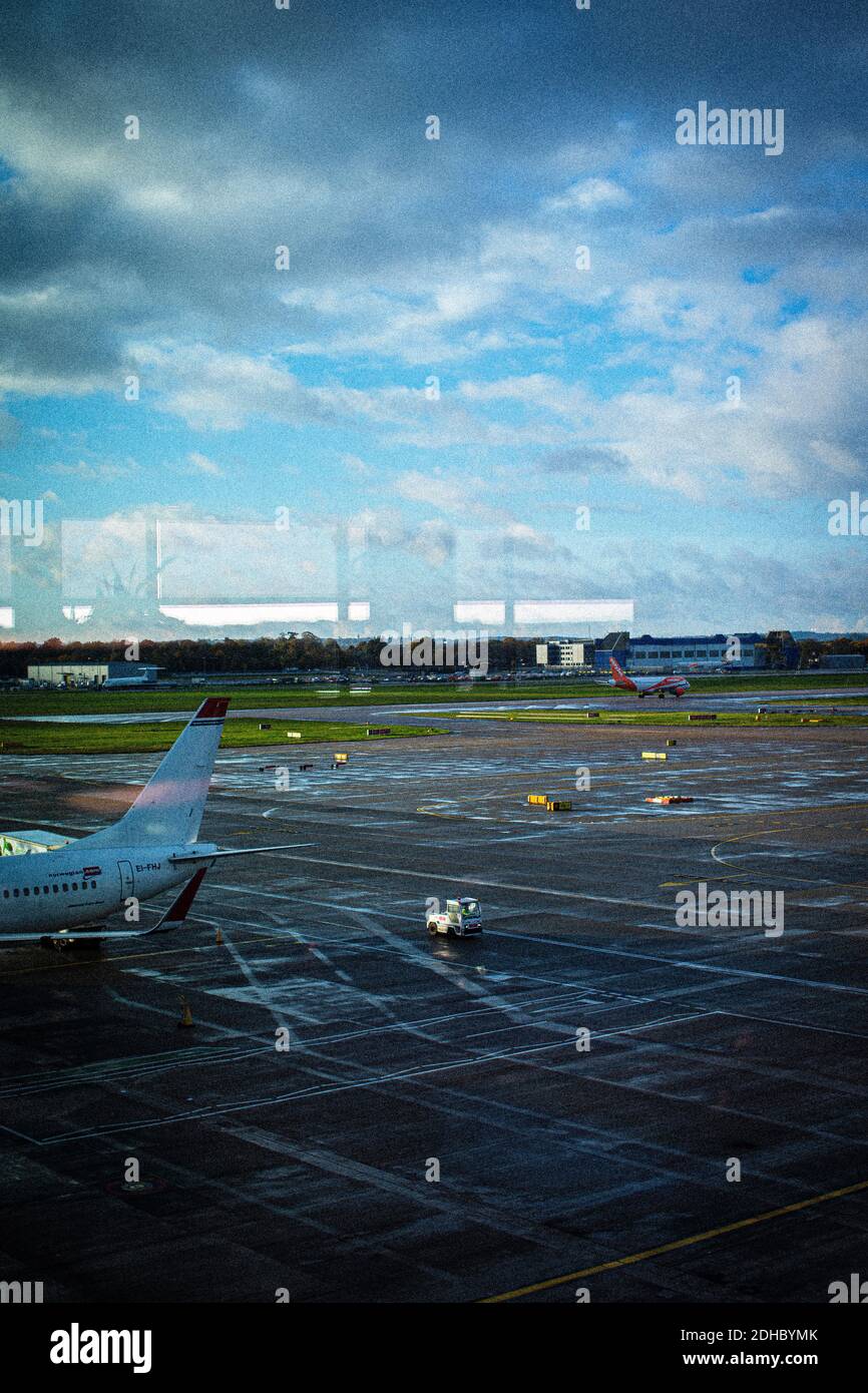 Flugbewegungen am Südterminal Flughafen London Gatwick England Großbritannien. Stockfoto